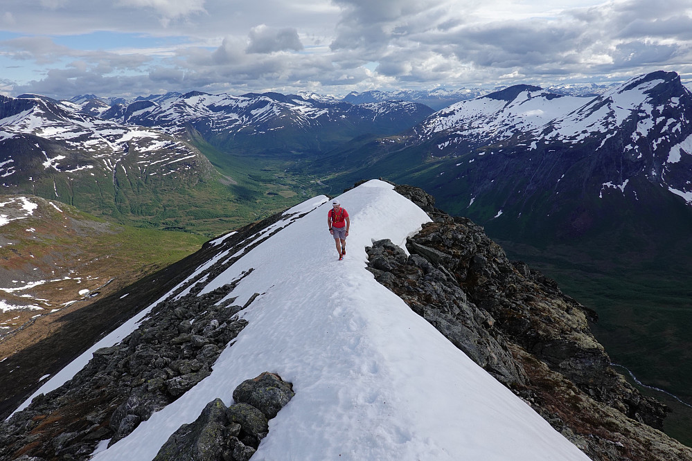 Like før toppen på Dyrdalstinden, fremdeles litt snø igjen.