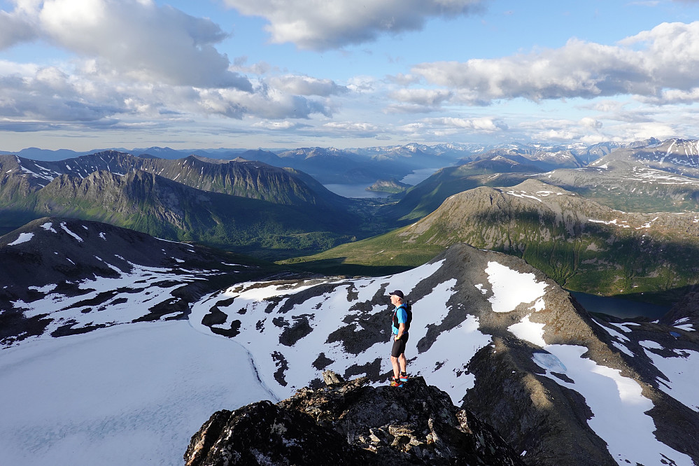 Gamlingen i oppstilt positur på Storbua. Måndalen rett fram.