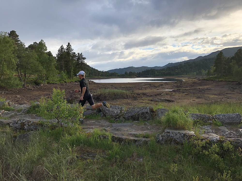 Demningen ved Øverlands"vatnet", et rart syn nå for tiden.