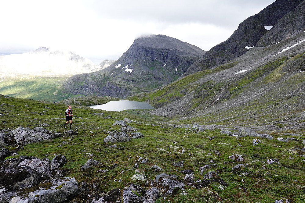 Grønvatnet og Midagstinden bak.