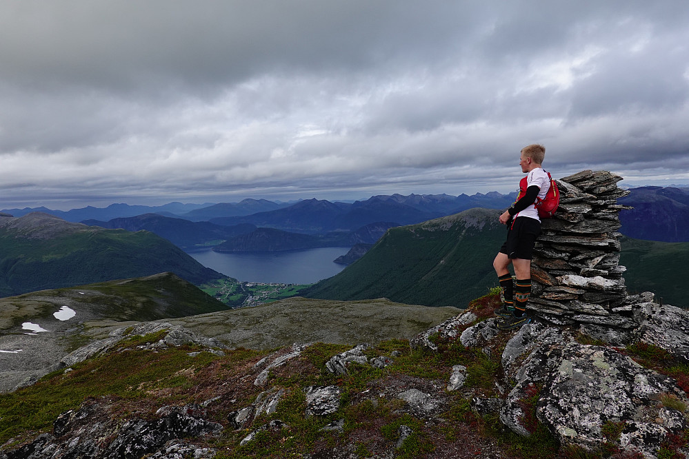 En ørliten "omvei" for å få en ny registrering, Urhaugen. Måndalen sentrum nede ved fjorden.