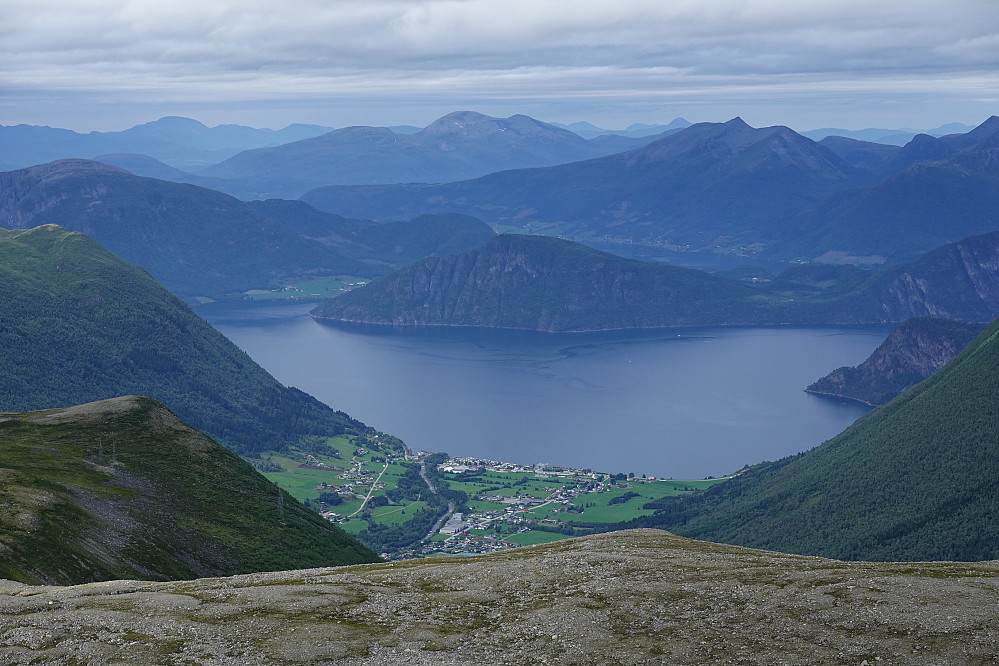 Mot Måndalen og kjente lokale fjell i bakgrunnen, bl.a. Skåla, Tarløysa m.flere.