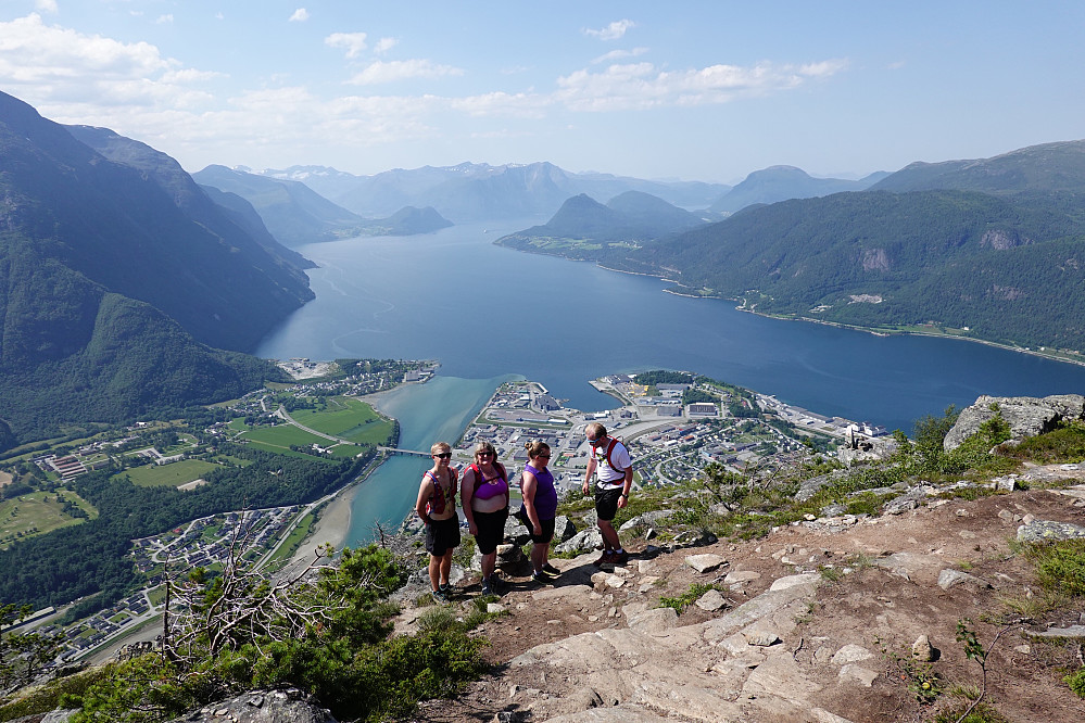 Damene som kjørte oss til Venjesdalen, dro deretter tilbake til Åndalsnes og gikk opp til Nesaksla slik at vi møtte dem der og så gikk samla ned til sentrum.