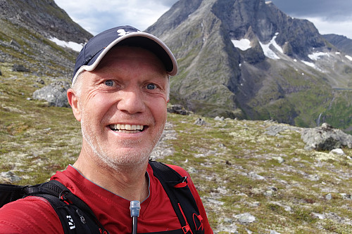En selfie litt over midtveis på turen, Nonstinden i bakgrunnen. Slapp heldigvis opp dit da.
