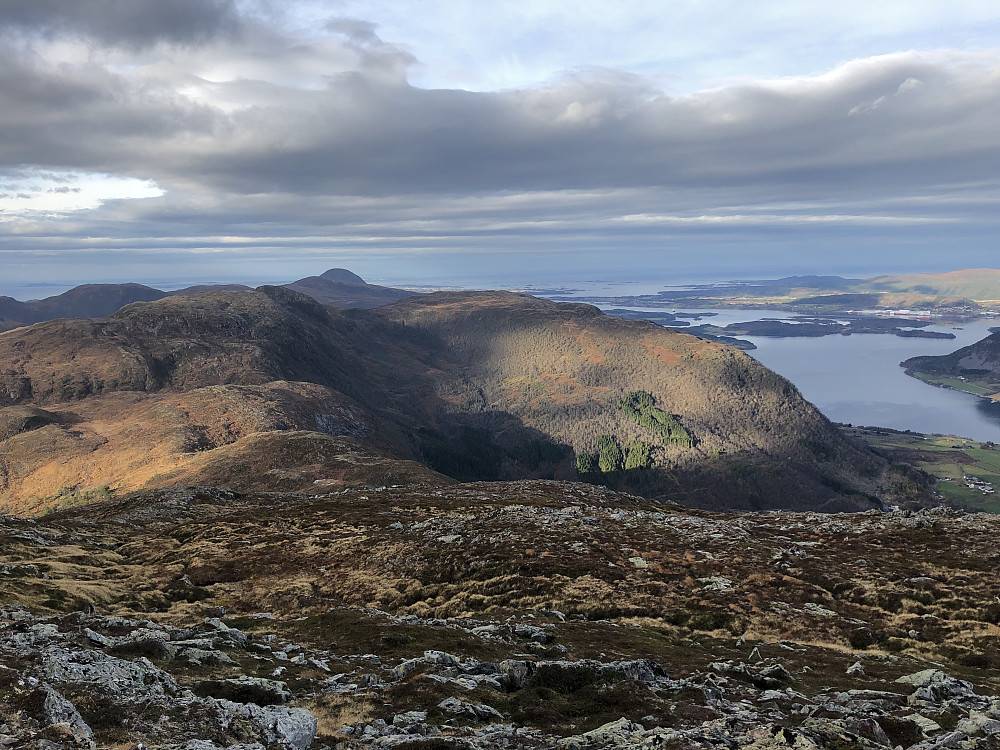 Fra Tusten mot nordvest, med bl.a. Røsholfjellet, Jendemsfjellet og Bud i bakgrunnen.