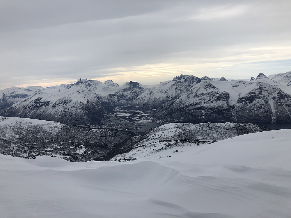 Mot Åndalsnes, grått og vind.