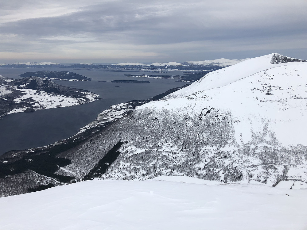 Mot Romsdalsfjorden og Molde i det fjerne. Tarløysa til høyre.