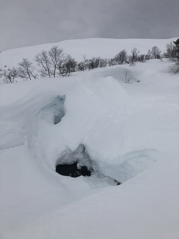 Her var det nære på, men skiløperen valgte å kaste seg ned i snøen til høyre. 
