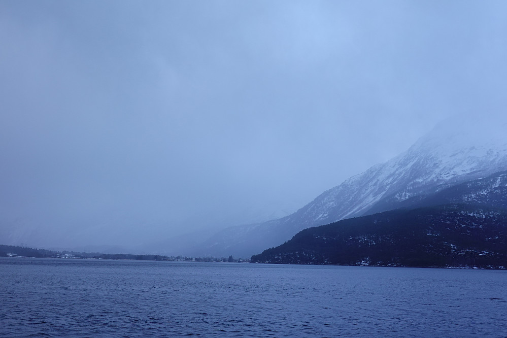 Eresfjorden med de planlagte toppene bak skydekket. Silregn, håpet var at værmeldinga fra YR skulle stemme.
