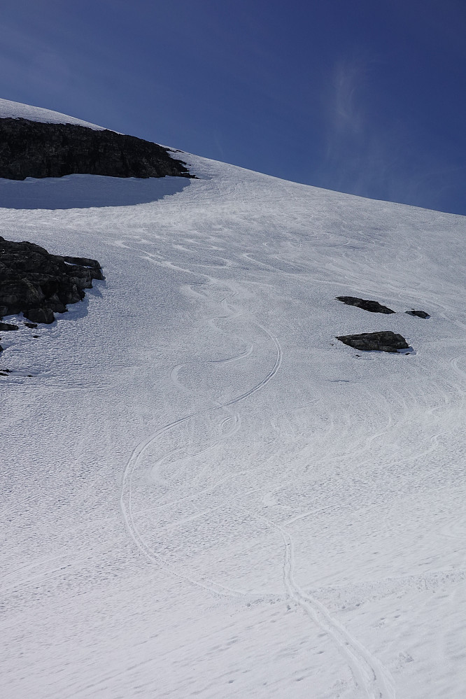 Artig nedkjøring fra Ringshornet, t.o.m. enkelte synlige svinger i snøen.