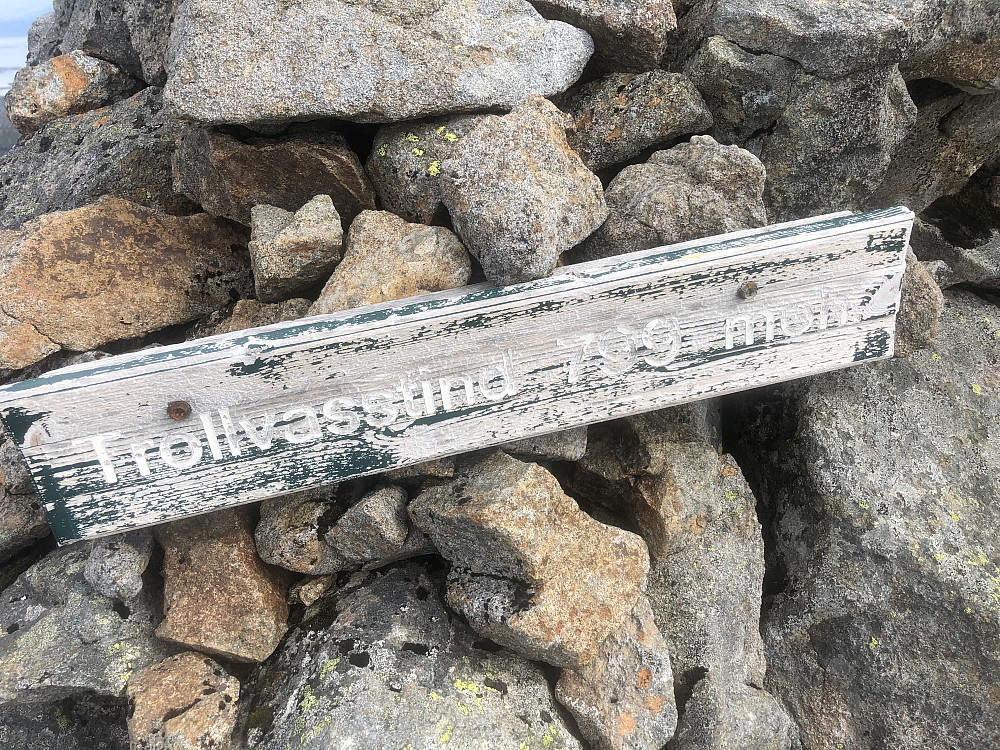 Nytt skilt med korrekt tekst anbefales. Korrekt høyde 800,6 moh.