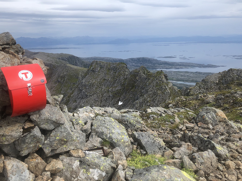 Innover mot fastlandet og Brønnøysund.