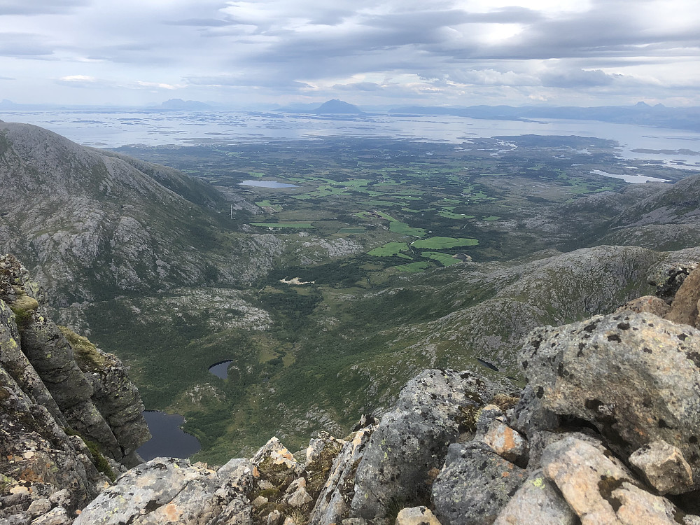Vega sett fra øyas høyeste punkt.