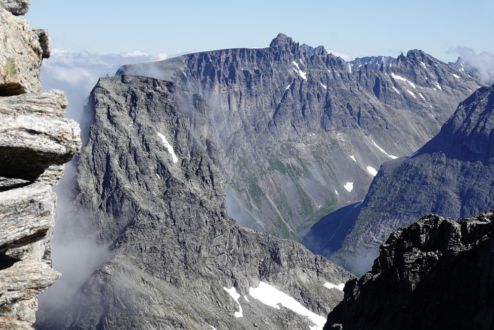 Kongen og Trolltindan sett fra Finnan N2.