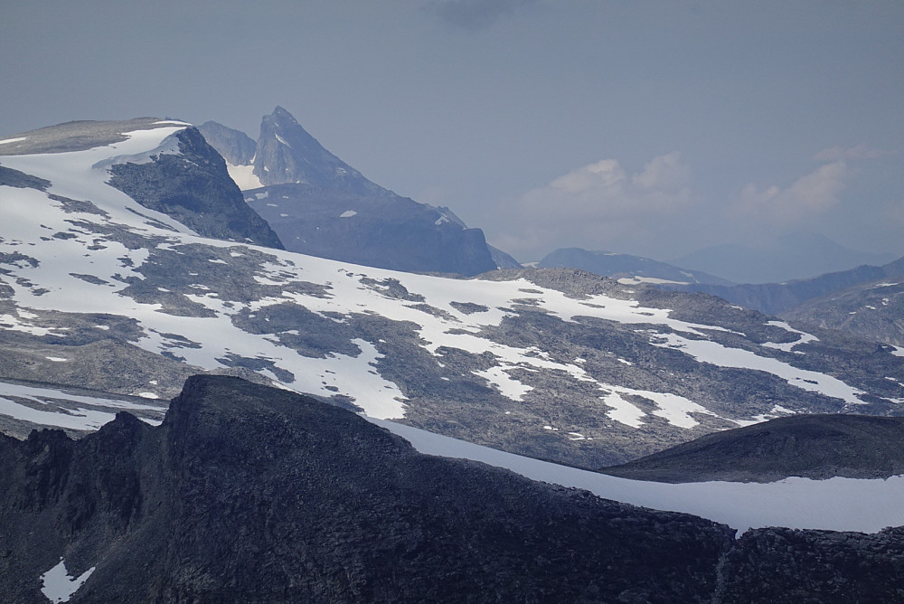 Fra N2 retning Molde. Det skal teknisk sett være mulig å se Varden i Molde herfra, idag ikke mulig pga dis. Store Venjetinden bak til venstre.