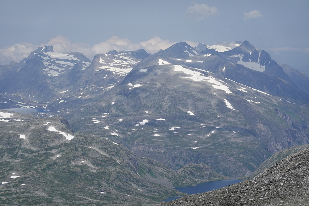 Fra Storgroveggen retning Mardalstjonna i nedre bildekant, med kjente fjell bak, som Gjuratinden, Hoemtinden m.fl.