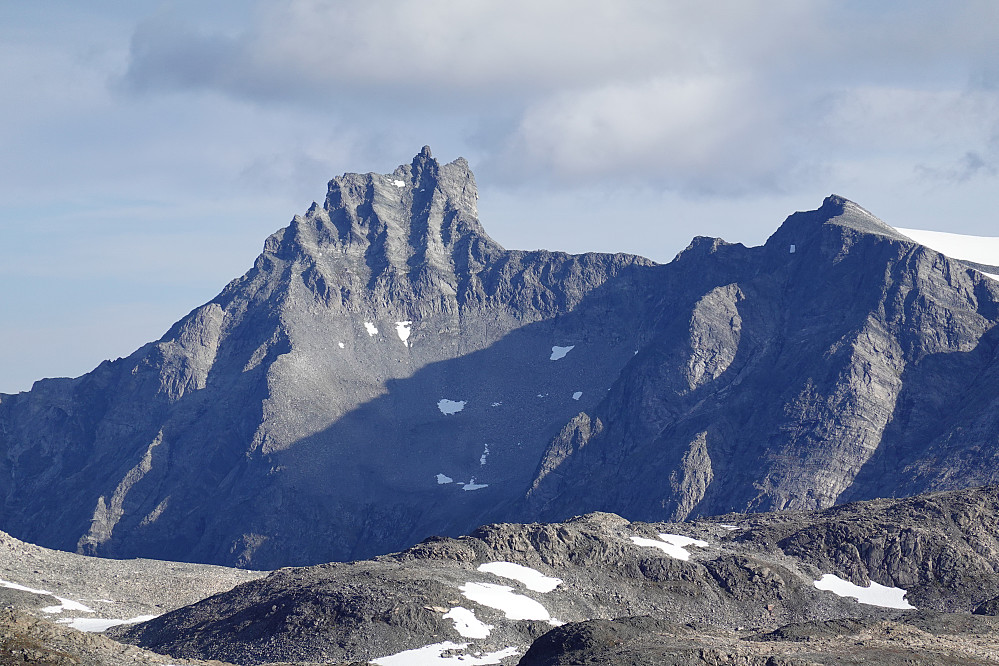 Gjuratinden godt synlig mot nord.