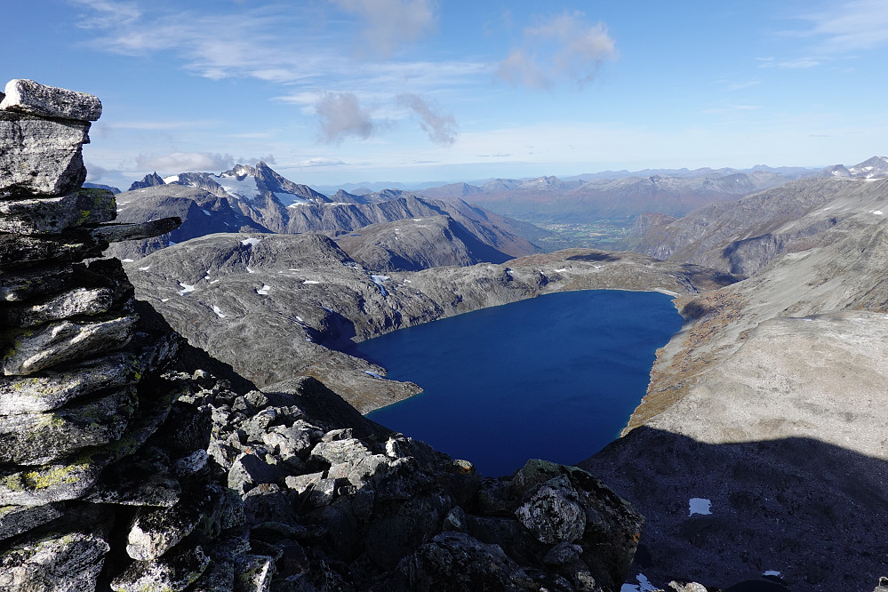 Fra Søre Midthøin med Grøttavatnet og Isfjorden i det fjerne.