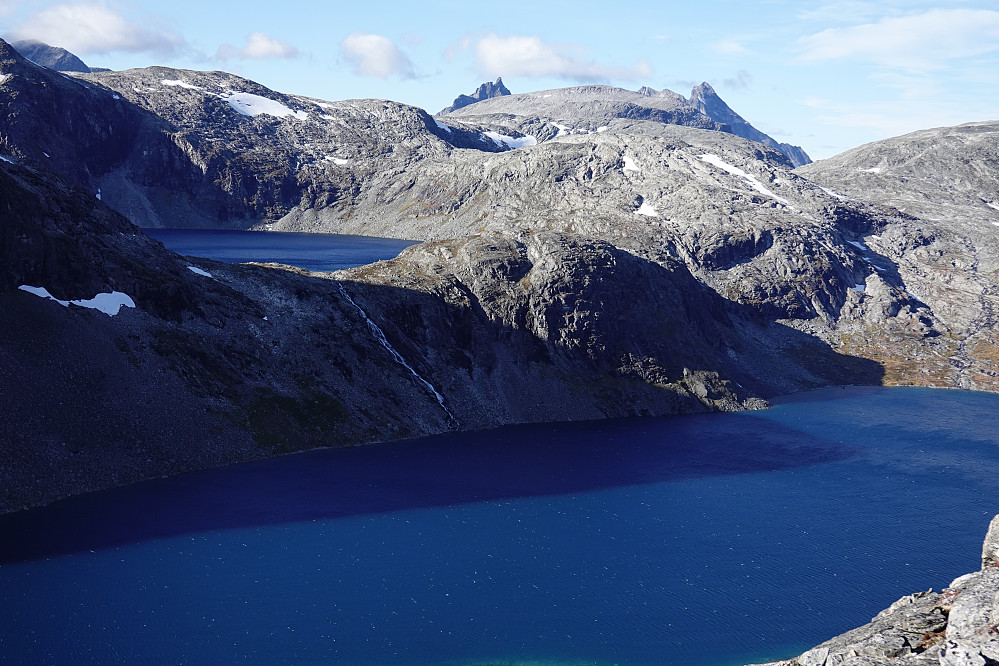 Grøttavtatnet nærmest og Fleskevatnet litt lengre bak. Artig navn egentlig på det vatnet.