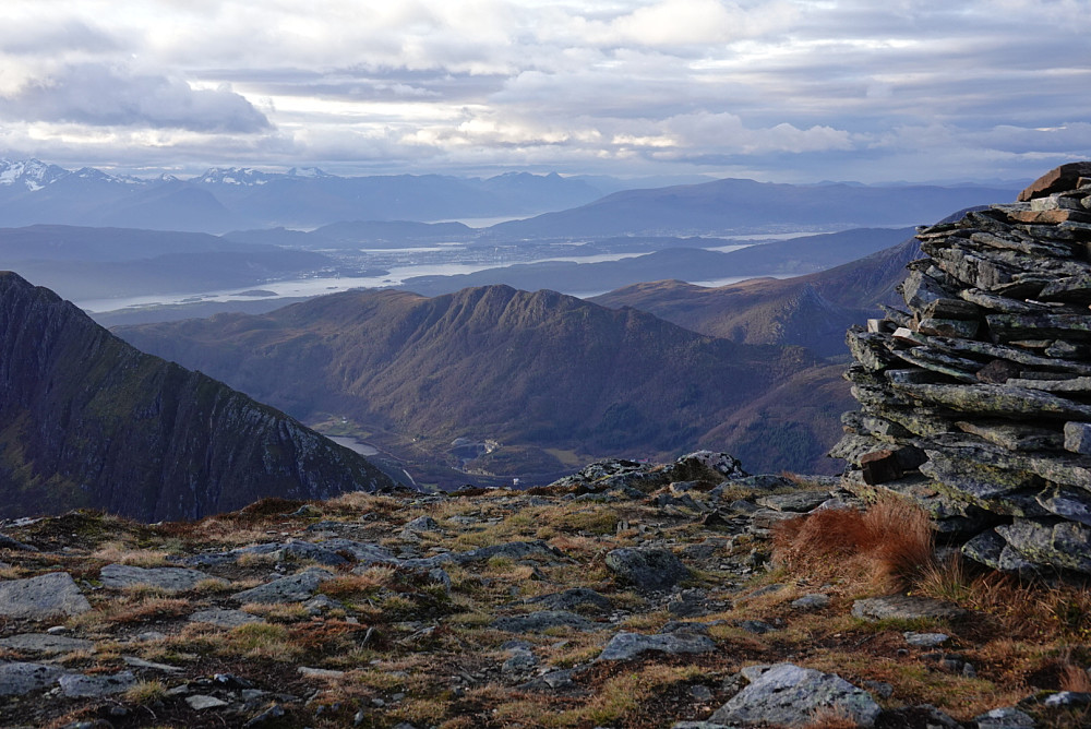 Fra Hellandshornet ser vi Ålesund by hvis vi ser den ene veien.