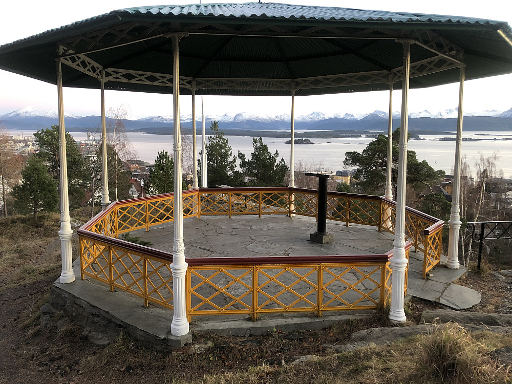 Avsluttet turen med et besøk oppom paviljongen på Rekneshaugen.