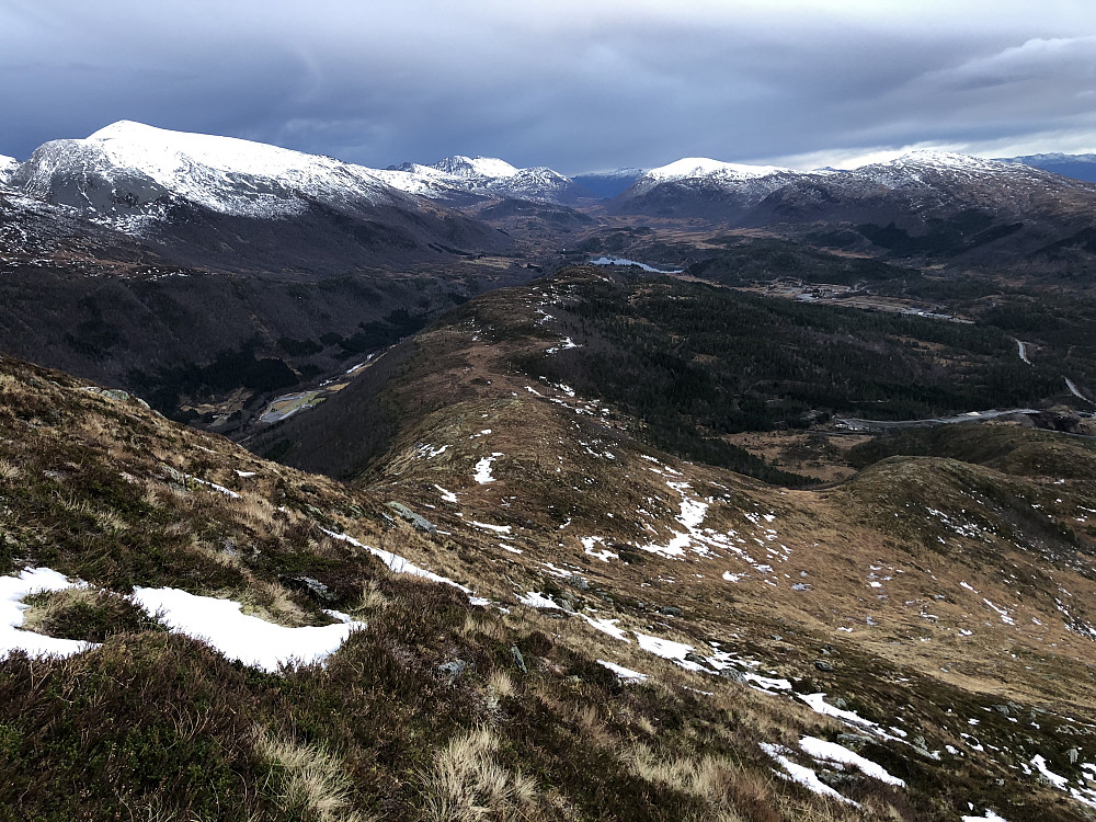 Fra østryggen Tusten retning Skaret, Langdalen og mange kjente topper.