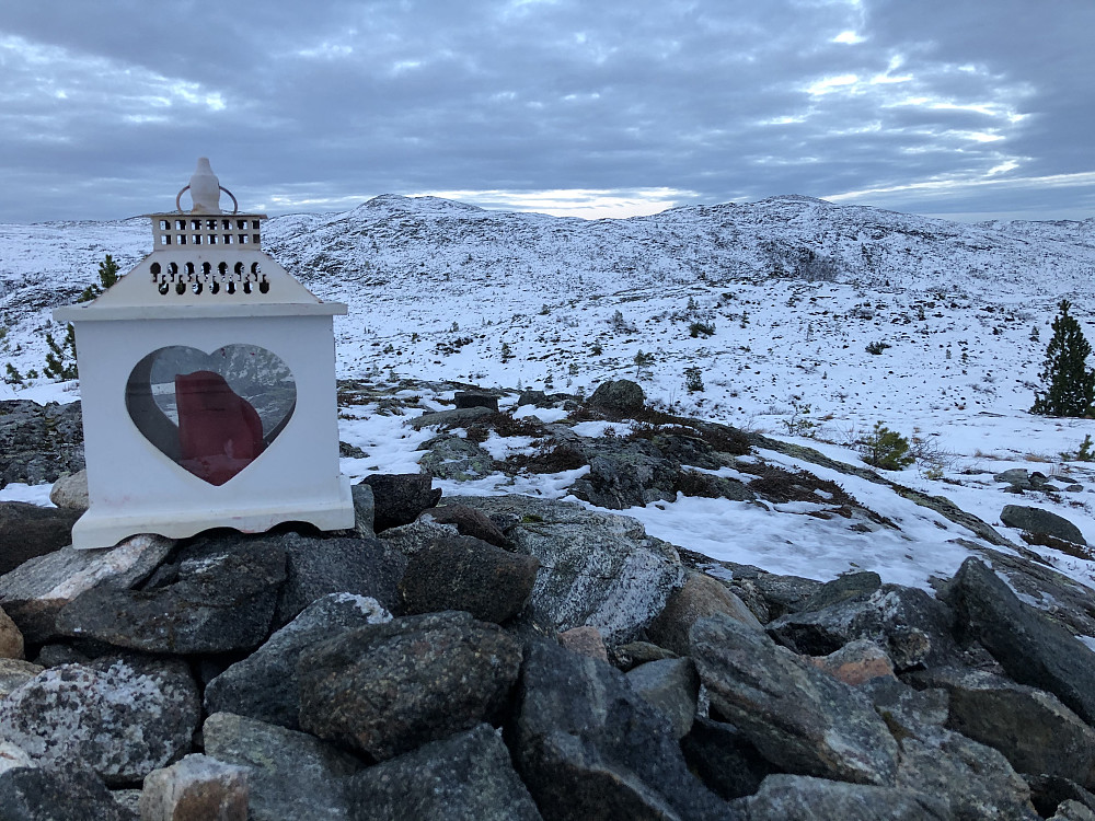 Noen har pyntet litt på Sjennarheia. Bak ser vi bla. Audunsheia og Tågheia.
