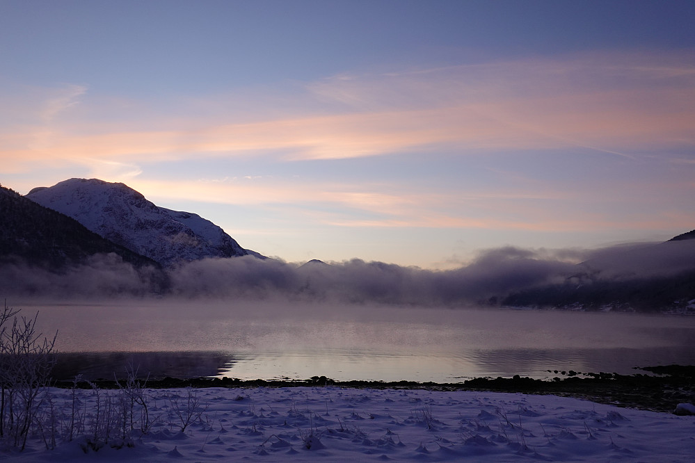 På vei hjem, her Isfjorden i vinterlig kveldsprakt.