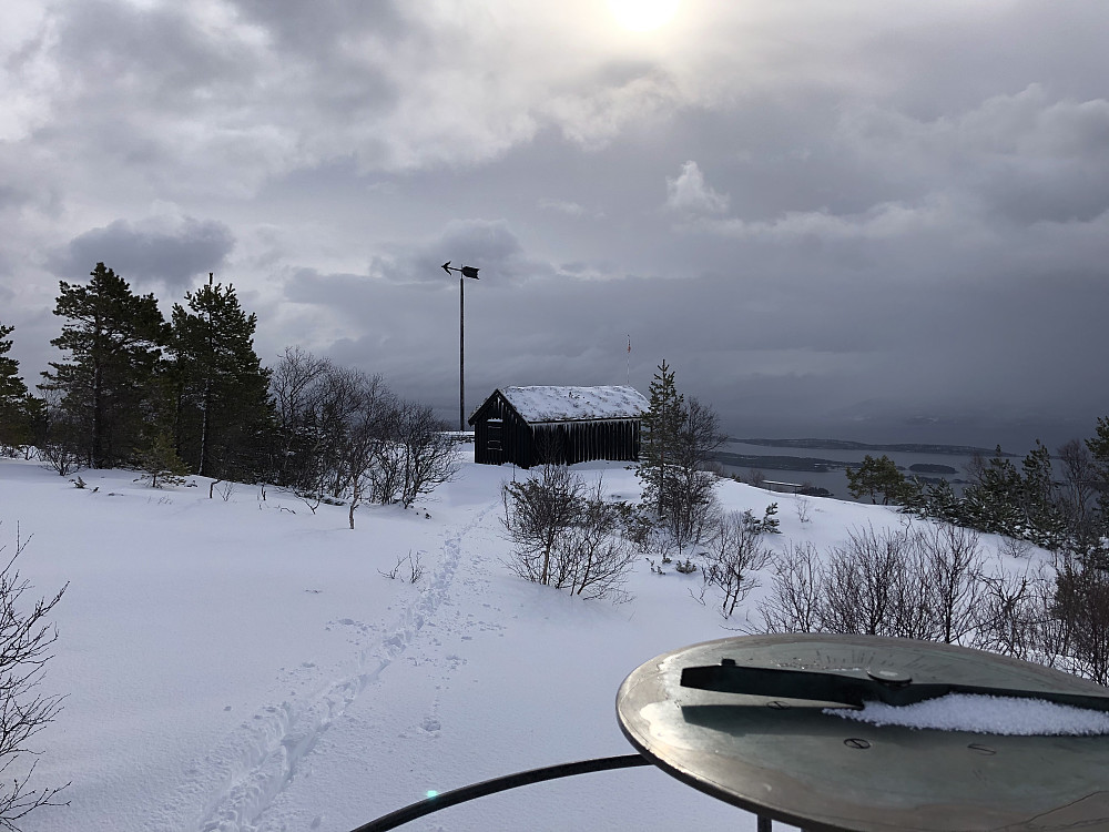 Varden i nysnø.