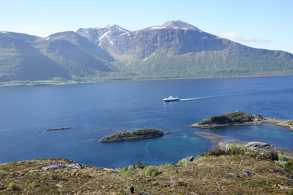 Ned mot fergekaia på Dryna. Ferga fra Brattvåg på vei inn. Hellandshornet m.fl. i bakgrunnen.