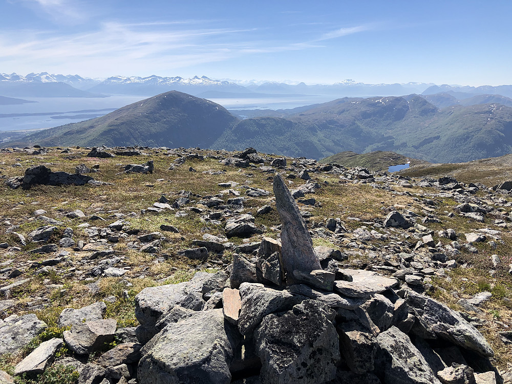 Fra Julskartinden tilbake mot Tussen og deler av Moldepanoramaet.