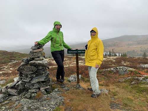 Oddrun og eg på Mjeltenatten i regn.