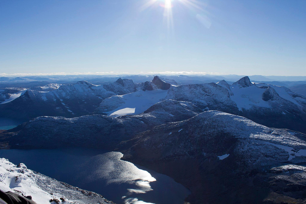 Utsikten mot vest med alt for mange fjelltopper til å telle