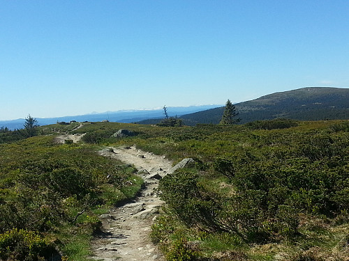 På vei ned, utsikt mot Vestfjellet og Nevelfjell