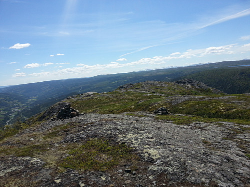 Fra høgeste punkt mot Trigpunktet, bygda og Vestfjellet