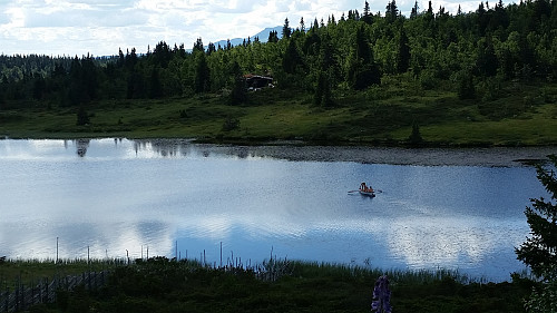 Bestefar i ferd med å hoppe i vannet