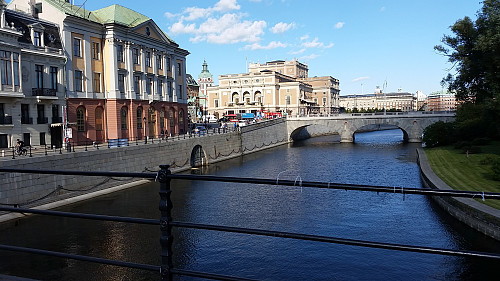 I Stockholm, ved Riksdagen mot Operahuset