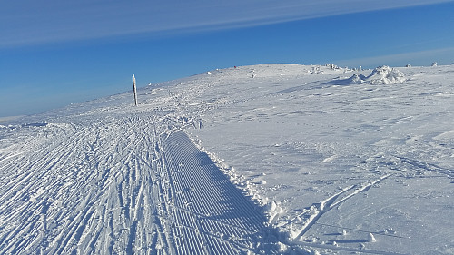 Må gå ut av den maskinpreparerte løypa for å komme opp på Snørvillen