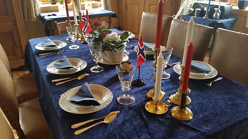 også spisebordet er pyntet til 17. mai