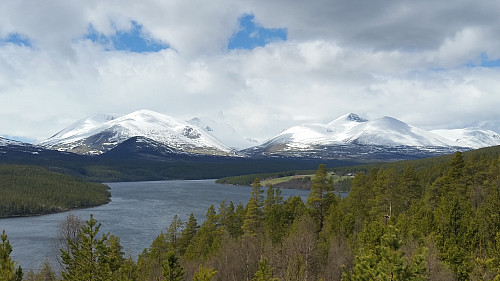 Vakker utsikt over Atnsjøen mot Rondane i dag
