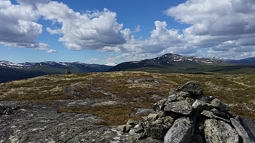 På Trona, utsikt mot Søre Gråhøa og bakerst snøkledde Nautgardstind
