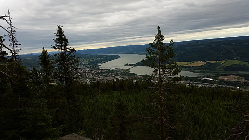 På utsiktspunktet rett nedenfor toppen