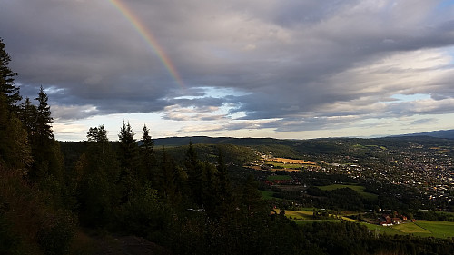 Regnbue over Lysgårdsbakken
