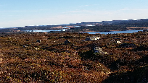 Utsikt på veg ned, mot Melsjøen, Kroksjøen og Snørvillen