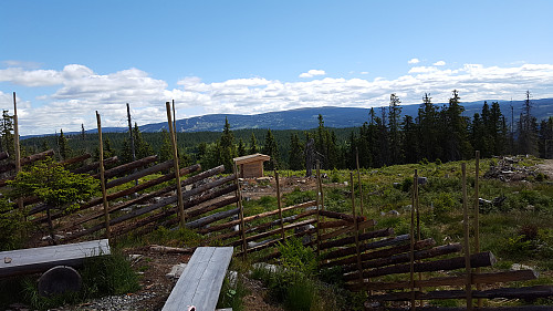 Oppe, ser mot utedoen og Øyer/Lillehammerfjellet