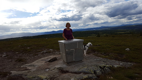 Anne Grete og Trym ved siktetavla på Hærfjellet!