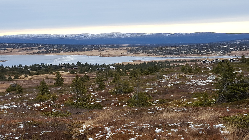 Det begynner å legge seg is på Kroksjøen, utsikt mot bla. Tuva, Ringsakers høgeste fjell