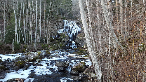 En liten foss ved stien