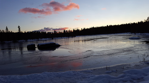 Stemningsfullt ved Mesnaelva