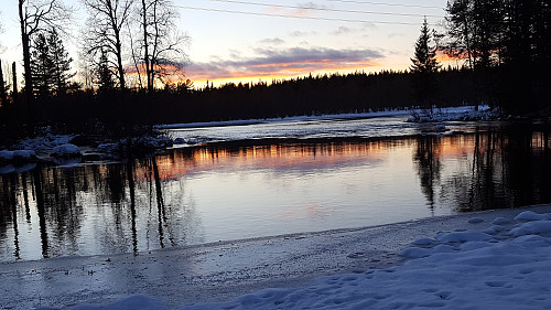 Stemningsfullt ved Mesnaelva